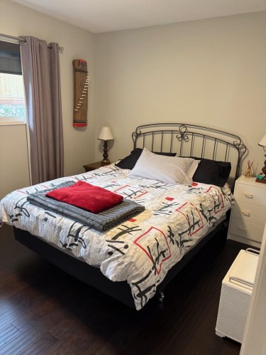 5350 Benner Road, Sechelt, BC - Indoor Photo Showing Bedroom
