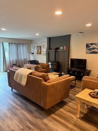 5350 Benner Road, Sechelt, BC - Indoor Photo Showing Living Room With Fireplace