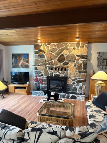 5350 Benner Road, Sechelt, BC - Indoor Photo Showing Living Room With Fireplace