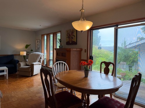 5466 Carnaby Place, Sechelt, BC - Indoor Photo Showing Dining Room
