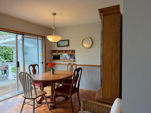 5466 Carnaby Place, Sechelt, BC - Indoor Photo Showing Dining Room