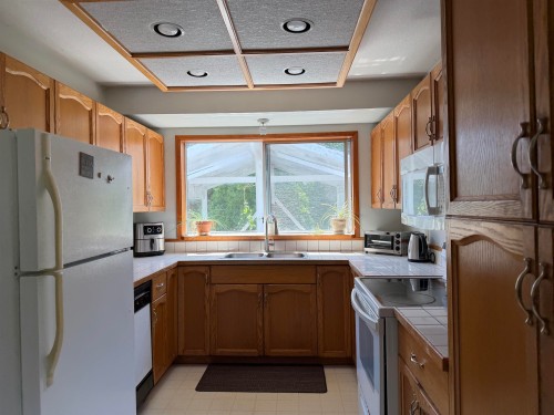 5466 Carnaby Place, Sechelt, BC - Indoor Photo Showing Kitchen With Double Sink