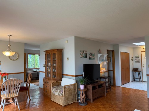 5466 Carnaby Place, Sechelt, BC - Indoor Photo Showing Living Room