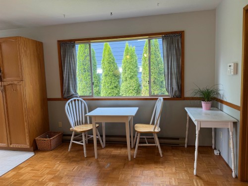 5466 Carnaby Place, Sechelt, BC - Indoor Photo Showing Dining Room