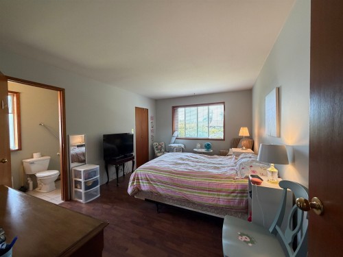 5466 Carnaby Place, Sechelt, BC - Indoor Photo Showing Bedroom
