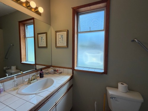 5466 Carnaby Place, Sechelt, BC - Indoor Photo Showing Bathroom