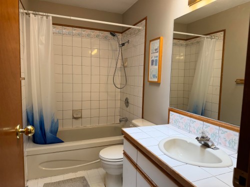 5466 Carnaby Place, Sechelt, BC - Indoor Photo Showing Bathroom