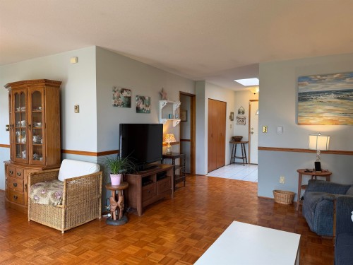 5466 Carnaby Place, Sechelt, BC - Indoor Photo Showing Living Room