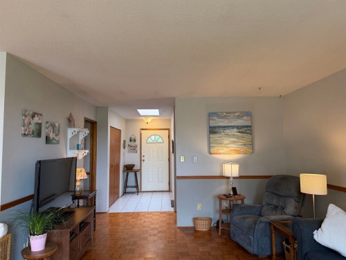 5466 Carnaby Place, Sechelt, BC - Indoor Photo Showing Living Room