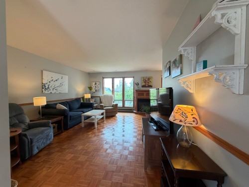5466 Carnaby Place, Sechelt, BC - Indoor Photo Showing Living Room