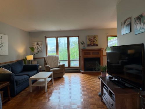 5466 Carnaby Place, Sechelt, BC - Indoor Photo Showing Living Room With Fireplace