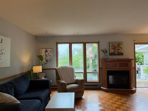 5466 Carnaby Place, Sechelt, BC - Indoor Photo Showing Living Room With Fireplace