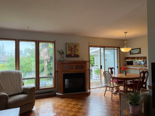 5466 Carnaby Place, Sechelt, BC - Indoor Photo Showing Living Room With Fireplace