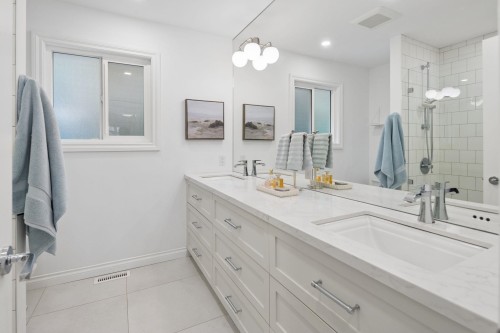 808 Signal Court, Coquitlam, BC - Indoor Photo Showing Bathroom