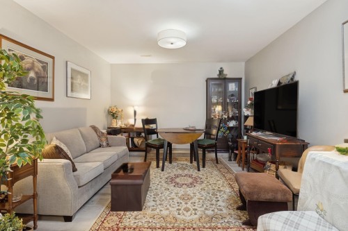 808 Signal Court, Coquitlam, BC - Indoor Photo Showing Living Room