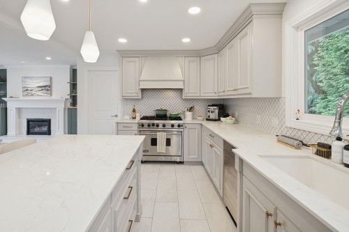 808 Signal Court, Coquitlam, BC - Indoor Photo Showing Kitchen With Upgraded Kitchen