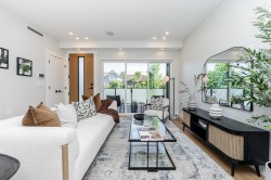 2-676 22nd Avenue E Vancouver, BC V5V 1V4