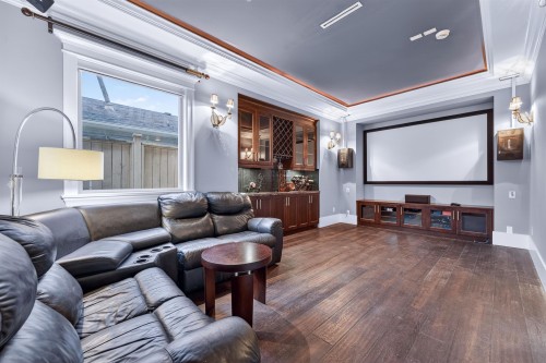 9911 Bates Road, Richmond, BC - Indoor Photo Showing Living Room