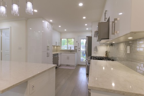 1543 Chadwick Avenue, Port Coquitlam, BC - Indoor Photo Showing Kitchen With Upgraded Kitchen