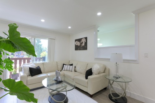 1543 Chadwick Avenue, Port Coquitlam, BC - Indoor Photo Showing Living Room