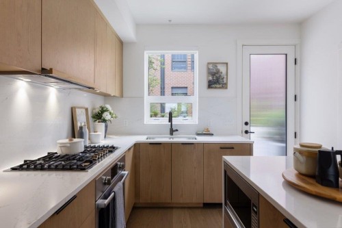 5387 Willow Street, Vancouver, BC - Indoor Photo Showing Kitchen With Double Sink With Upgraded Kitchen