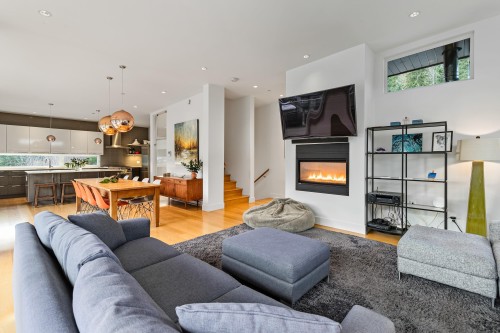 38555 Sky Pilot Drive, Squamish, BC - Indoor Photo Showing Living Room With Fireplace