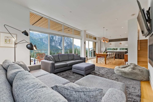 38555 Sky Pilot Drive, Squamish, BC - Indoor Photo Showing Living Room
