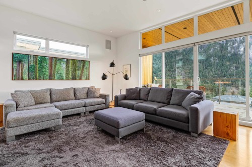 38555 Sky Pilot Drive, Squamish, BC - Indoor Photo Showing Living Room