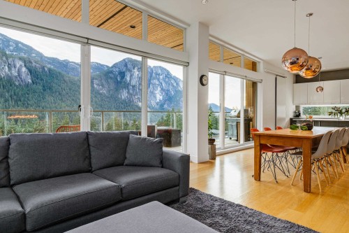 38555 Sky Pilot Drive, Squamish, BC - Indoor Photo Showing Living Room