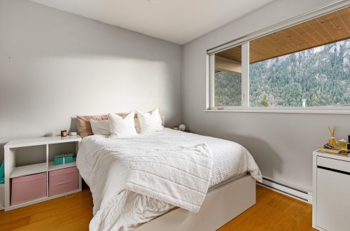 38555 Sky Pilot Drive, Squamish, BC - Indoor Photo Showing Bedroom