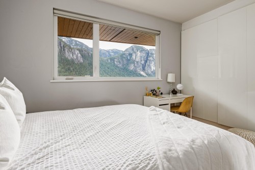 38555 Sky Pilot Drive, Squamish, BC - Indoor Photo Showing Bedroom