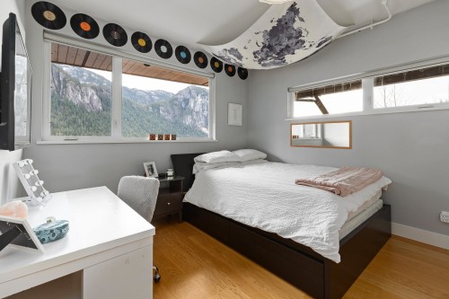 38555 Sky Pilot Drive, Squamish, BC - Indoor Photo Showing Bedroom
