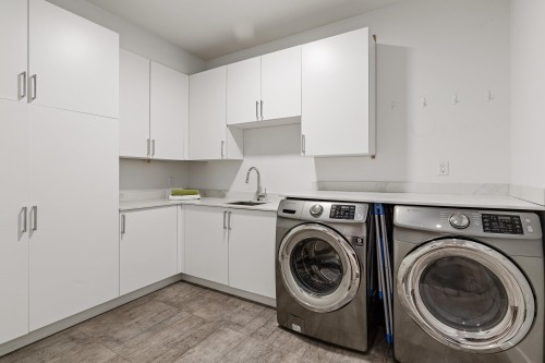 38555 Sky Pilot Drive, Squamish, BC - Indoor Photo Showing Laundry Room