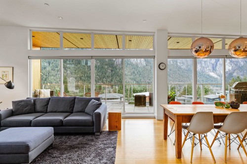 38555 Sky Pilot Drive, Squamish, BC - Indoor Photo Showing Living Room