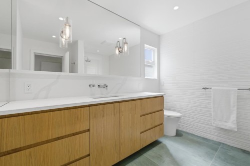 1816 Whyte Avenue, Vancouver, BC - Indoor Photo Showing Bathroom