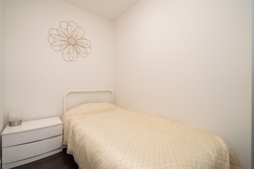 1602-8833 Hazelbridge Way, Richmond, BC - Indoor Photo Showing Bedroom