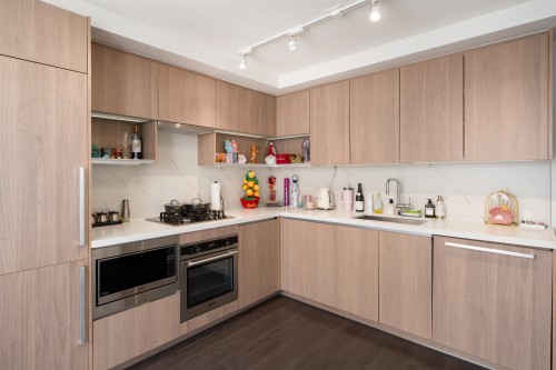 1602-8833 Hazelbridge Way, Richmond, BC - Indoor Photo Showing Kitchen