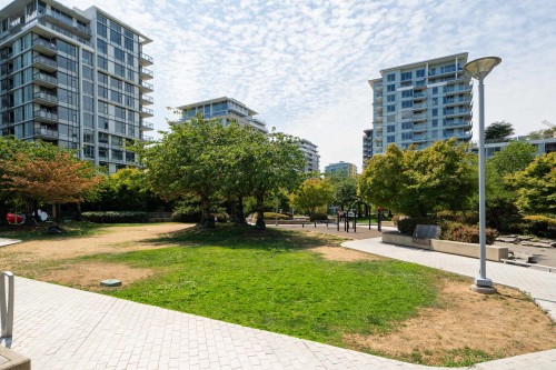 1602-8833 Hazelbridge Way, Richmond, BC - Outdoor