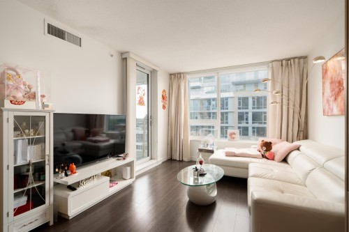 1602-8833 Hazelbridge Way, Richmond, BC - Indoor Photo Showing Living Room
