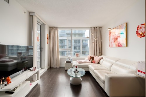1602-8833 Hazelbridge Way, Richmond, BC - Indoor Photo Showing Living Room