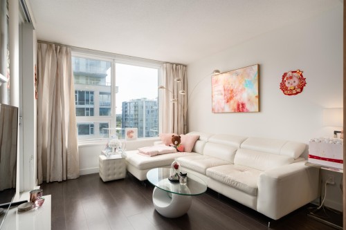 1602-8833 Hazelbridge Way, Richmond, BC - Indoor Photo Showing Living Room