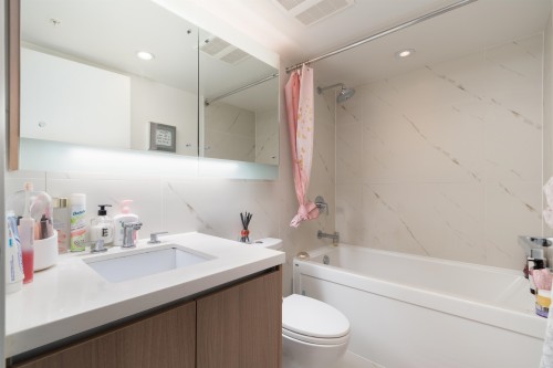 1602-8833 Hazelbridge Way, Richmond, BC - Indoor Photo Showing Bathroom