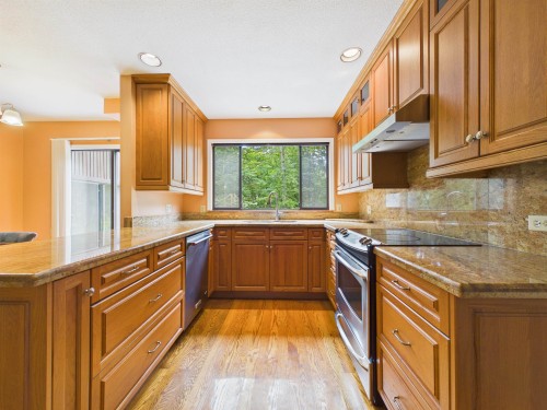 8232 Brynlor Drive, Burnaby, BC - Indoor Photo Showing Kitchen