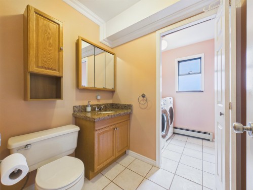 8232 Brynlor Drive, Burnaby, BC - Indoor Photo Showing Bathroom