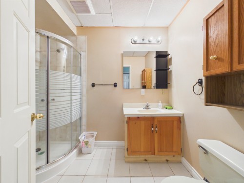 8232 Brynlor Drive, Burnaby, BC - Indoor Photo Showing Bathroom