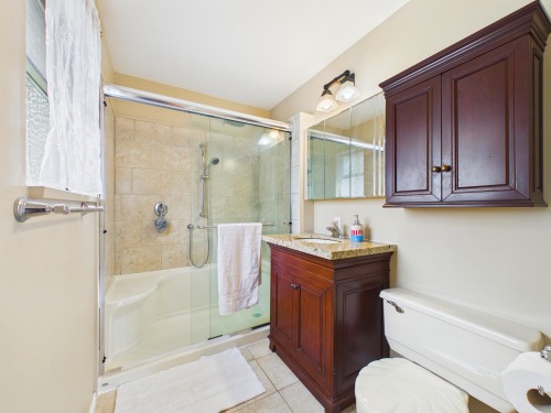 8232 Brynlor Drive, Burnaby, BC - Indoor Photo Showing Bathroom