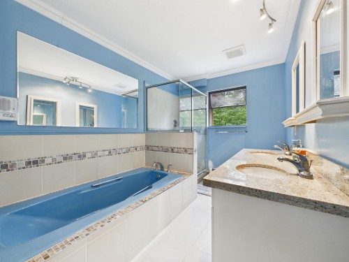 8232 Brynlor Drive, Burnaby, BC - Indoor Photo Showing Bathroom