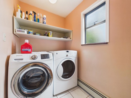 8232 Brynlor Drive, Burnaby, BC - Indoor Photo Showing Laundry Room