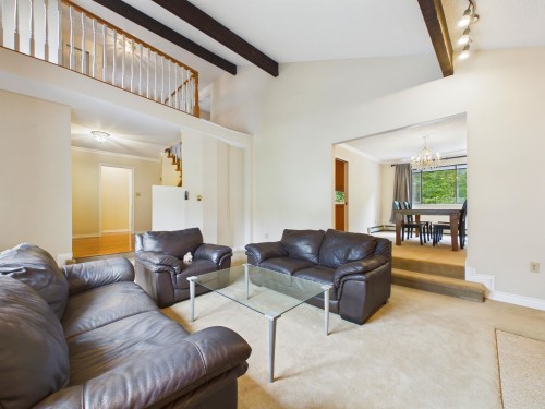 8232 Brynlor Drive, Burnaby, BC - Indoor Photo Showing Living Room