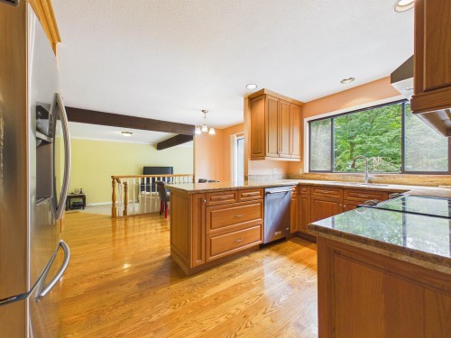 8232 Brynlor Drive, Burnaby, BC - Indoor Photo Showing Kitchen